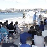 La alcaldesa de Cartagena oficia la primera boda en la playa tras la aprobación de la nueva ordenanza