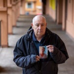 Miguel Perea con una foto de su esposa Teresa Ariño, desaparecida en Soria el pasado mes de agosto