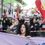 Manifestantes participan en una protesta por la libertad de las mujeres iraníes en Zúrich, Suiza
