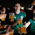 Aficionados de México bebiendo cerveza