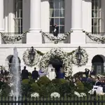 La nieta del presidente Joe Biden, Naomi Biden, y su prometido, Peter Neal, se casan en el Jardín Sur de la Casa Blanca en Washington