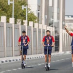 Eric García, Pedri, Jordi Alba y Ferran Torres llegan en patinete eléctrico al entrenamiento de España