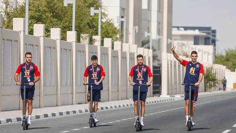 Eric García, Pedri, Jordi Alba y Ferran Torres llegan en patinete eléctrico al entrenamiento de España