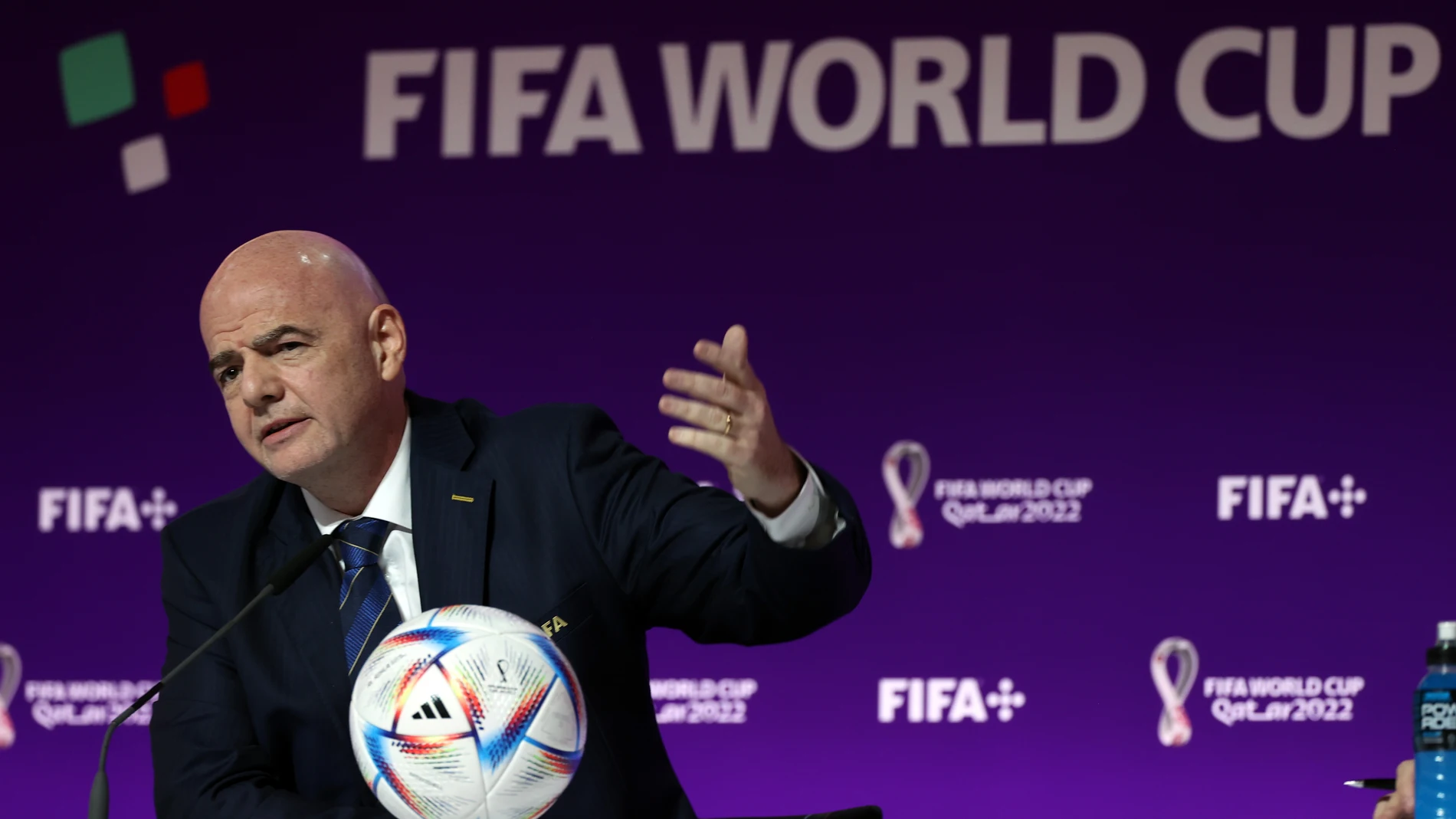 Doha (Qatar), 19/11/2022.- FIFA President Gianni Infantino addresses a press conference in Doha, Qatar, 19 November 2022. The FIFA World Cup Qatar 2022 will take place from 20 November to 18 December 2022. (Mundial de Fútbol, Catar) EFE/EPA/MOAHAMED MESSARA