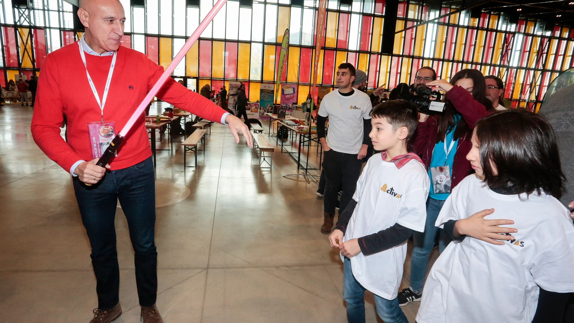 El alcalde de León, José Antonio Diez, inaugura la XXXII feria de asociacionismo juvenil Expojoven