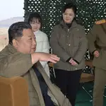 El líder norcoreano, Kim Jong Un, habla con su esposa Ru Sol Ku y su hija