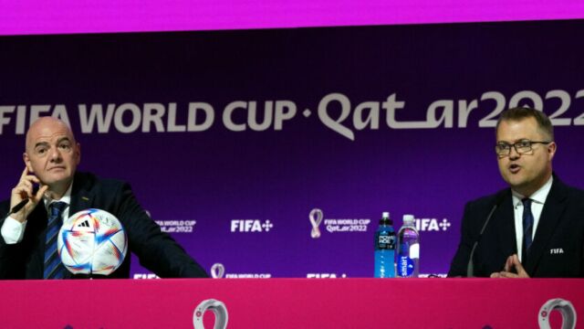 Bryan Swanson, junto a Infantino