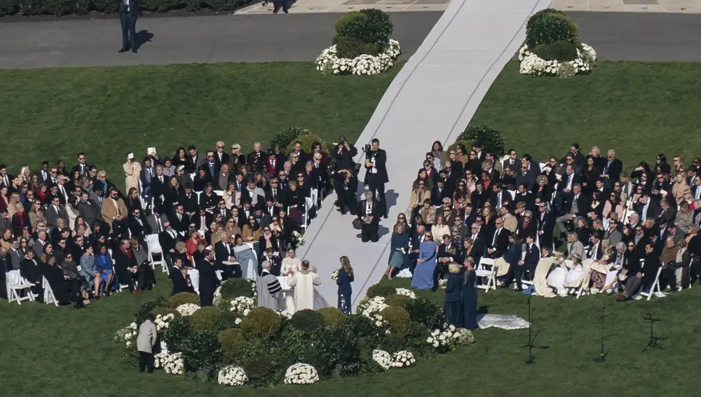La nieta del presidente Joe Biden, Naomi Biden, y su prometido, Peter Neal, se casan en el Jardín Sur de la Casa Blanca
