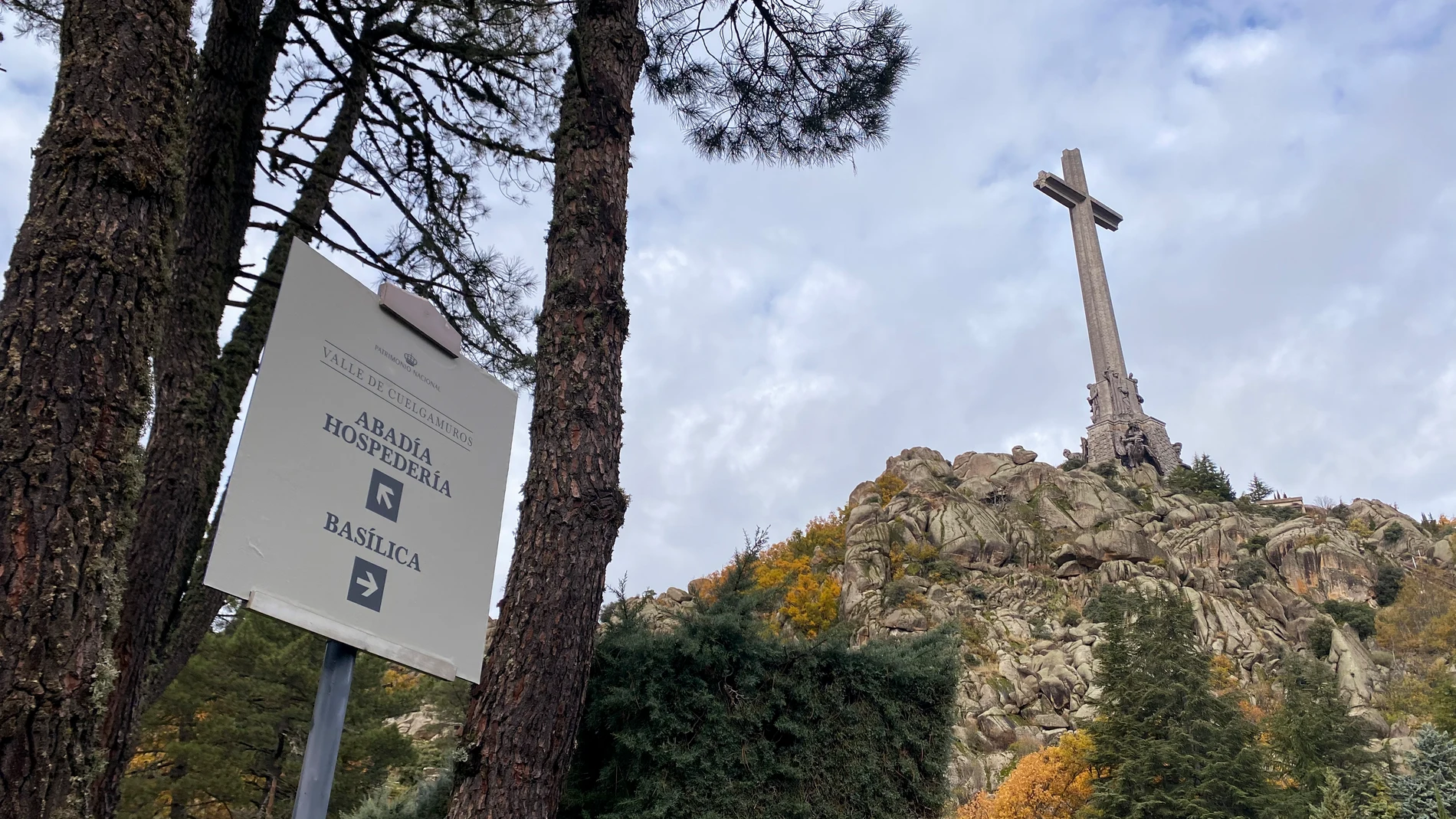 Un cartel indica la dirección para llegar a la basílica del rebautizado "Valle de Cuelgamuros" en San Lorenzo de El Escorial