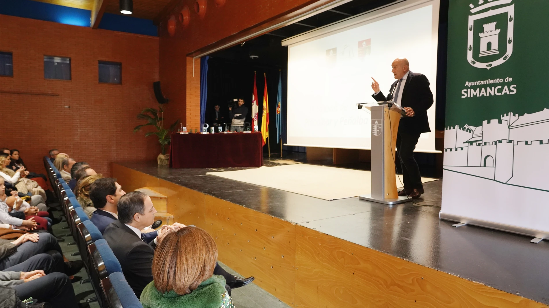 El consejero de la Presidencia participa en la I Edición de los Premios a la Trayectoria Profesional de los colegios Pinoalbar y Peñalba de Valladolid