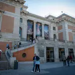 Varias personas ante una de las entradas del Museo del Prado