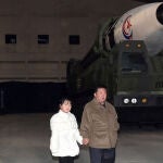 Padre e hija durante el lanzamieto del misil Hwasong-17