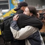La gente se abraza a la llegada del primer tren de la capital Kyiv, después de que las tropas rusas se retiraran de la ciudad de Jersón
