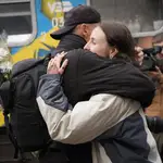 La gente se abraza a la llegada del primer tren de la capital Kyiv, después de que las tropas rusas se retiraran de la ciudad de Jersón