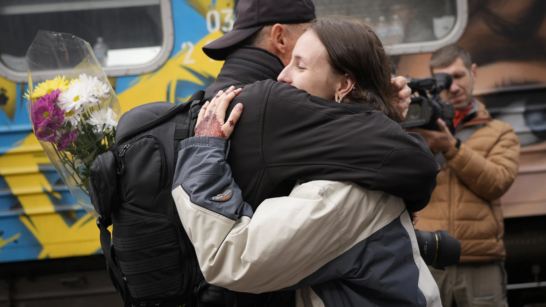 La gente se abraza a la llegada del primer tren de la capital Kyiv, después de que las tropas rusas se retiraran de la ciudad de Jersón