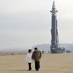 El dictador norcoreano, da la mano a su hija antes del lanzamiento del misil intercontinental balístico Hwasong-17