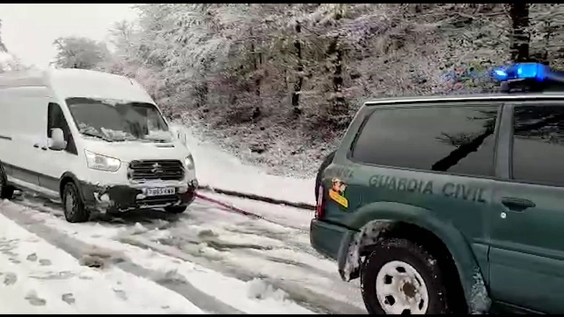 La Guardia Civil Rescata A Vehículos Atrapados Por La Nieve En Navarra