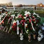 La tumba de Boguslaw W., de 60 años, víctima de una explosión, tras la ceremonia fúnebre en el pueblo de Przewodow
