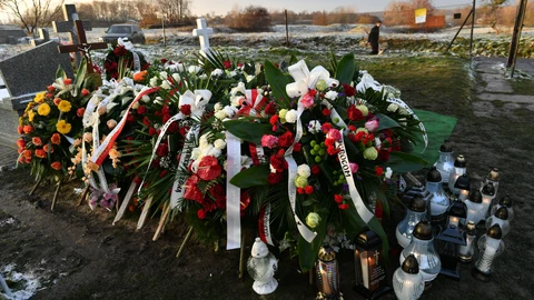 La tumba de Boguslaw W., de 60 años, víctima de una explosión, tras la ceremonia fúnebre en el pueblo de Przewodow
