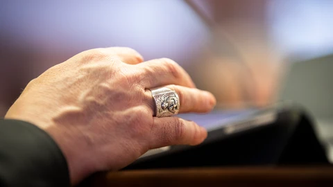 La mano de un obispo, en la Asamblea Plenaria de la pasada primavera