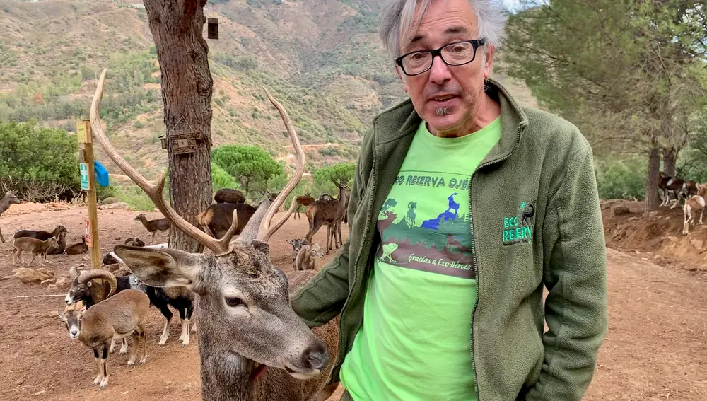 En la imagen, el responsable de la reserva, Antonio Calvo, posa para Efe junto a uno de los animales. EFE/Esther Gómez