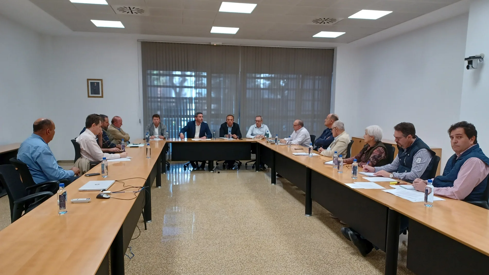 El consejero Antonio Luengo presidió la I Mesa del Vacuno de Cebo junto a representantes del sector ganadero