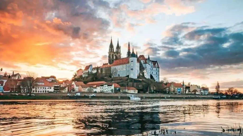 Foto de la ciudad de Meissen desde el Rio Elba con la fortaleza Albrechtsburg al fondo.