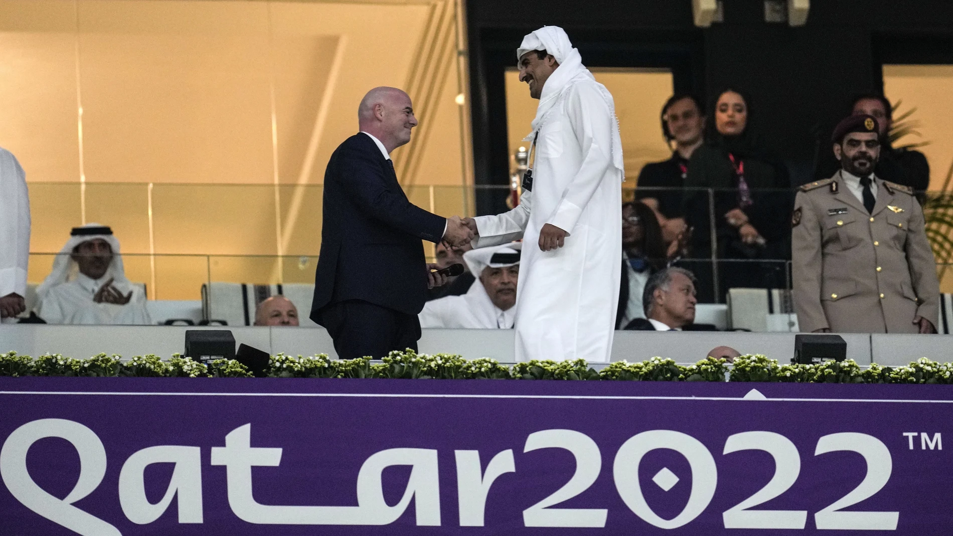 El emir de Qatar, Tamim bin Hamad Al Thani, saluda al presidente de la FIFA, Giovanni Infantino