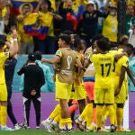 Jugadores de Ecuador celebran hoy, al final de un partido de la fase de grupos del Mundial de Fútbol 2022 entre Qatar y Ecuador en el estadio Al Bait en Al Khor (Catar). EFE/ Alberto Estevez