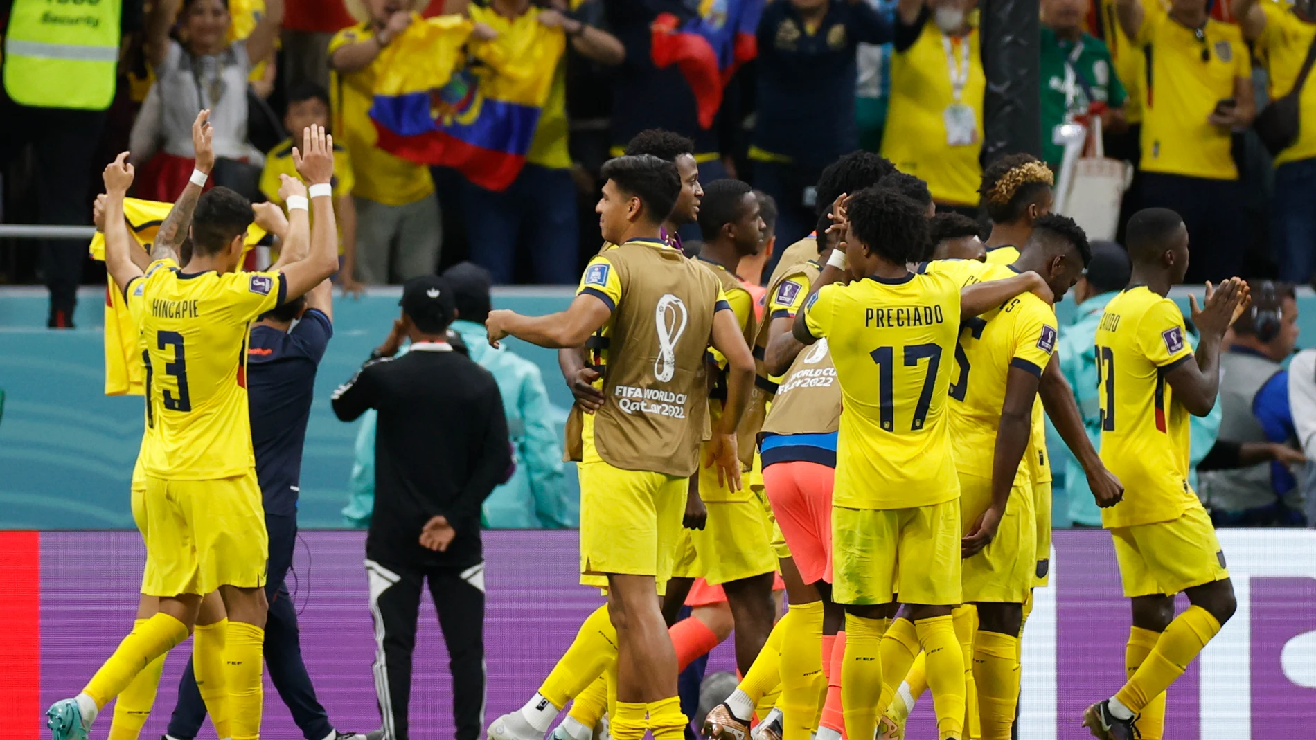 Jugadores de Ecuador celebran hoy, al final de un partido de la fase de grupos del Mundial de Fútbol 2022 entre Qatar y Ecuador en el estadio Al Bait en Al Khor (Catar). EFE/ Alberto Estevez
