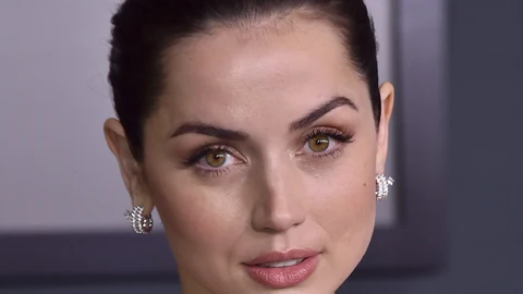 Ana de Armas en los Premios Governors con vestido de Louis Vuitton
