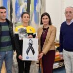 La alcaldesa, Gema Igual, el concejal Pedro Nalda y los padres del joven fallecido en Santander en un accidente de tráfico