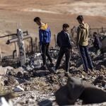 Unas personas inspeccionan un lugar dañado por los ataques aéreos turcos que afectaron a una estación eléctrica en el pueblo de Taql Baql, en la provincia de Hasakeh, Siria