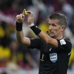 Daniele Orsato hace el gesto del VAR antes de anular el gol de Ecuador