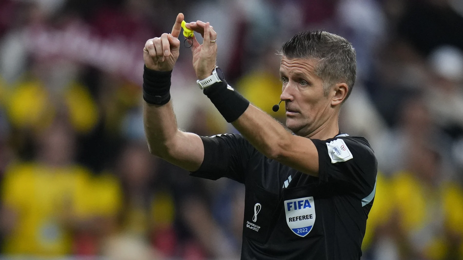 Daniele Orsato hace el gesto del VAR antes de anular el gol de Ecuador