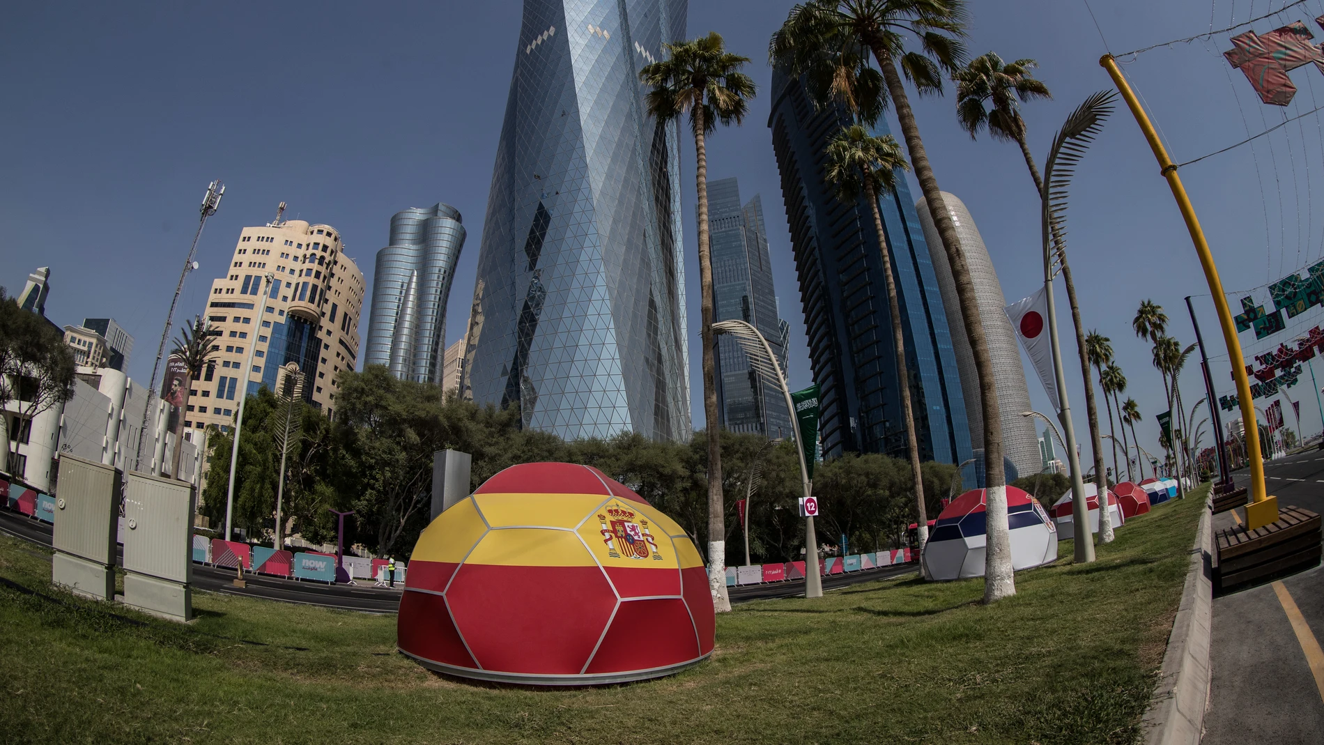 Estructuras que forman balones con las banderas de la selecciones participantes en el mundial de Qatar 2022 dan la bienvenida a los aficionados a pocas horas del inicio de la competición. EFE/ Esteban Biba