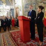 El rey Felipe VI, acompañado por la reina Letizia, pronuncia un discurso durante la audiencia hoy domingo en el Palacio Real a los asistentes a la Asamblea Parlamentaria de la OTAN que se celebra en Madrid