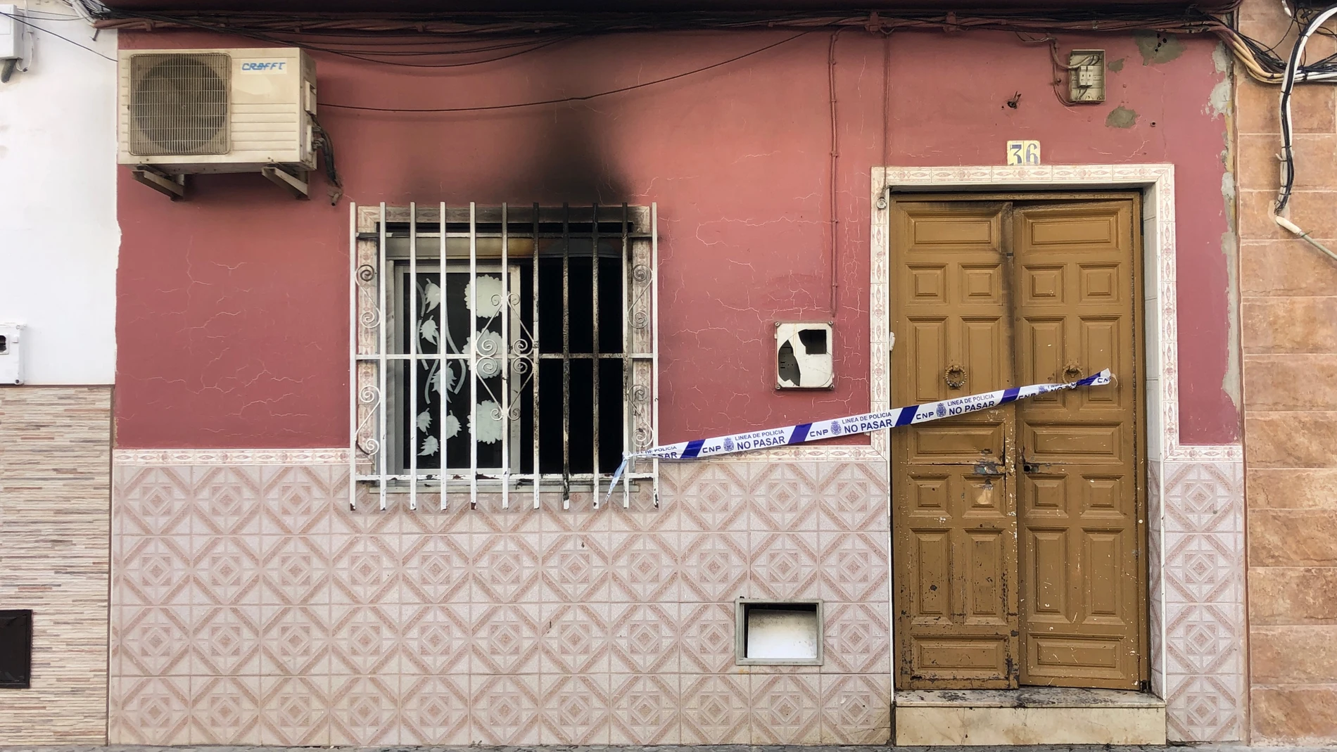 Una de las viviendas que han sido quemadas en el barrio de Torreblanca, en Sevilla, tras el tiroteo de ayer en el que un hombre fue herido cuando transitaba en su vehículo por la calle Torrelaguna de la capital andaluza y fue alcanzado por disparos de escopeta. EFE/David Arjona
