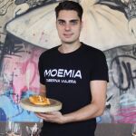 Miguel Arranz, jefe de cocina de Moemia, posa con sus bravas de tres cocciones