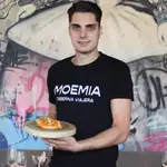 Miguel Arranz, jefe de cocina de Moemia, posa con sus bravas de tres cocciones