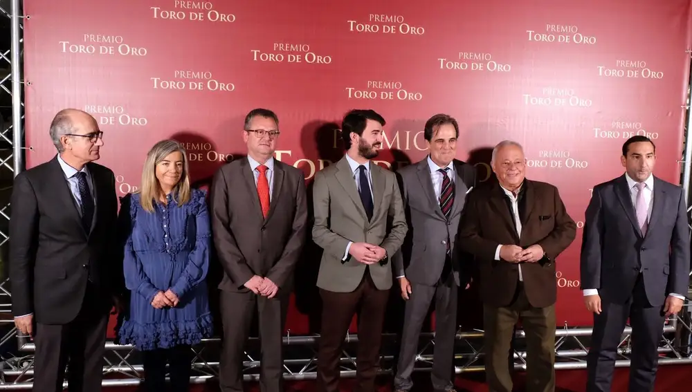 Foto de familia del vicepresidente Juan García Gallardo con los consejeros Gerardo Dueñas y Gonzalo Santonja, y el presidente de la Diputación de Salamanca, Javier Iglesias