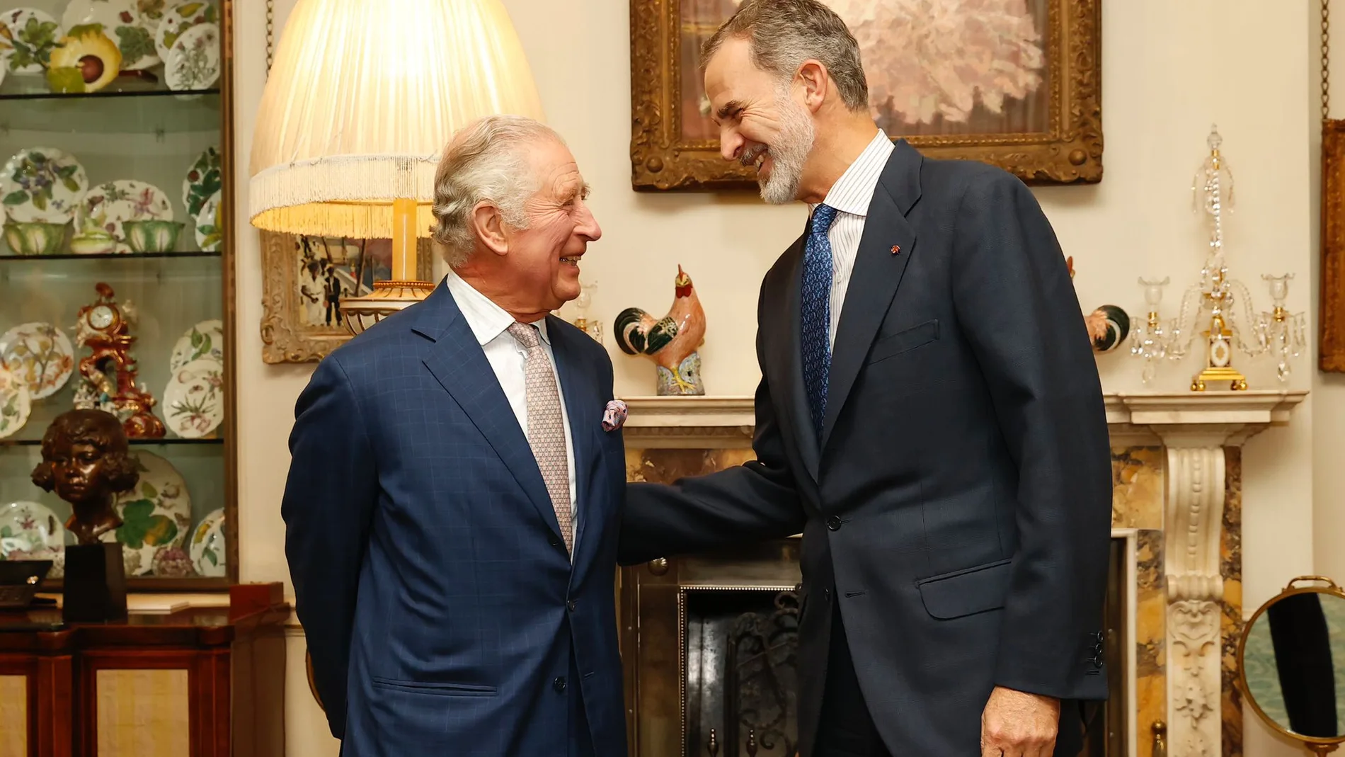 Felipe VI mantiene un encuentro privado con el Rey Carlos III