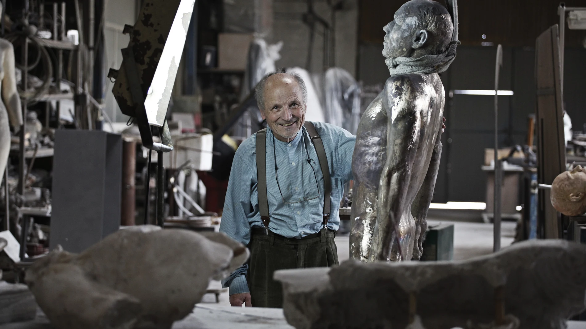 Antonio López junto a una de sus esculturas