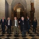 El consejero de Cultura, Gonzalo Santonja conversa con el obispo de Palencia, Manuel Herrero, en presencia del comisario de la exposición "Renacer", José Luis Calvo