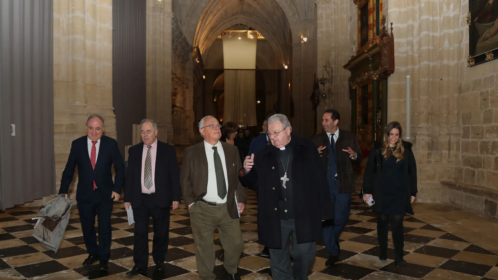 El consejero de Cultura, Gonzalo Santonja conversa con el obispo de Palencia, Manuel Herrero, en presencia del comisario de la exposición "Renacer", José Luis Calvo