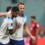 Kane y Sterling celebran uno de los goles ingleses