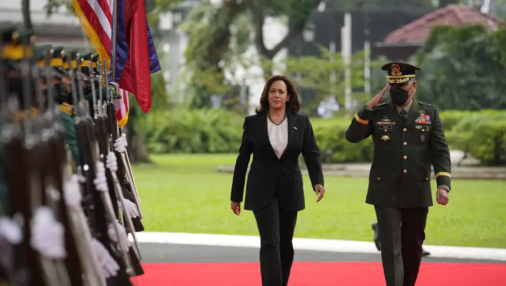 Kamala Harris ante la guardia de honor a su llegada a Manila