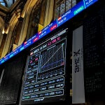 Varios paneles y monitores muestran en el parqué madrileño la evolución de la Bolsa española