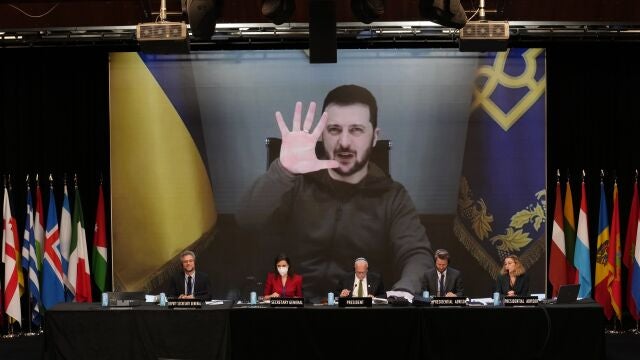 El presidente de Ucrania, Volodimir Zelenski en la pantalla de la Sesión Anual de la Asamblea Parlamentaria de la OTAN