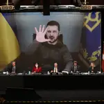 El presidente de Ucrania, Volodimir Zelenski en la pantalla de la Sesión Anual de la Asamblea Parlamentaria de la OTAN
